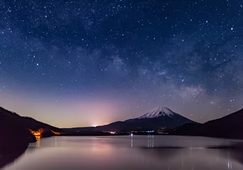 Photo sur Plexiglas Mont Fuji Mountain Fuji and Milkyway at Lake Motosu in winter season