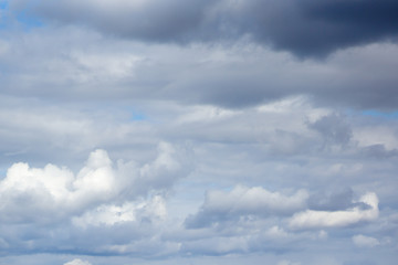 Obraz premium Białe chmury na tle błękitnego nieba