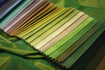 Stoff Farbmuster, Palette mit Farbmustern in der Polsterei