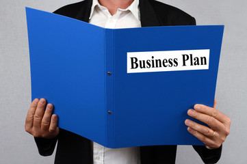 Homme lisant le dossier business plan