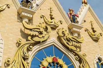 Obraz premium Clock on the ornamented building facade