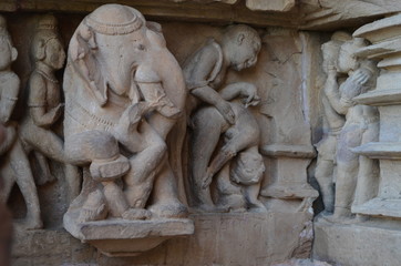 Fototapeta na wymiar Статуи из камня на храме, Индия