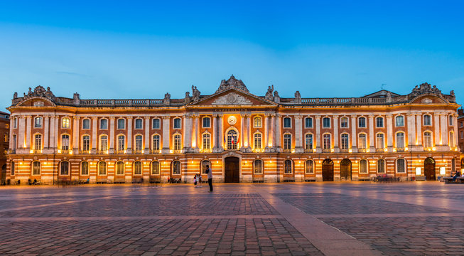 Le Capitole le soir, Toulouse en Haute-Garonne, en Occitanie, France
