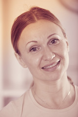 Naklejka premium Portrait of smiling woman