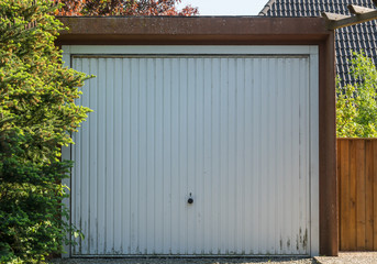 Garage mit einem weißen Tor
