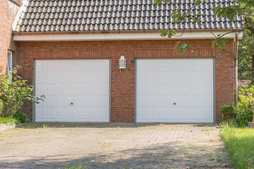 Doppelgarage mit weißen Toren