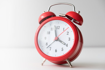 réveil temps aiguille Seize heures quatre heures sonner se réveiller après midi dring dormir 