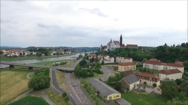 Schlo&szlig; Albrechtsburg zu Mei&szlig;en in Sachsen im Elbtal Drohnenflug