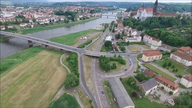 Autos im Stra&szlig;enberkehr an einer Kreuzung Luftbild 