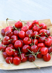 assiette de cerises rouges bio de saison