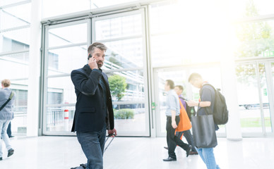 Geschäftsmann mit Smartphone