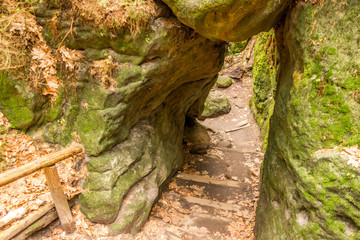 Ein Weg führt zwischen den Felswänden in die Schlucht hinab