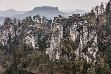 Fototapeta na wymiar Steilwände des Elbsandsteingebirges mit Blick auf die Tafelberge Sachsens