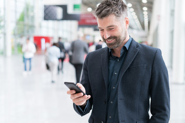 Geschäftsmann mit Smartphone