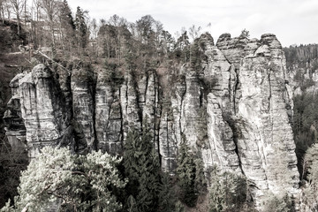 Steile Felswände ragen in den Himmel empor