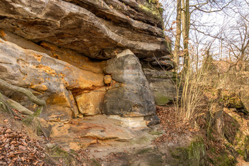 Wanderweg entlang der Felsformationen in der Basteiregion