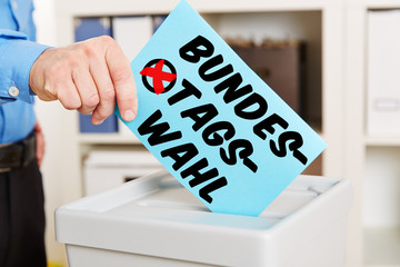 Hand beim Wählen bei Bundestagswahl