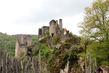 Fototapeta na wymiar les tours de Merle,citadelle féodale en Corrèze