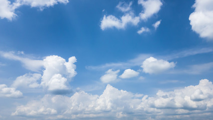 Piękne letnie błękitne niebo z chmurami - obrazy, fototapety, plakaty