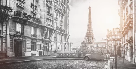 Foto op Plexiglas De eifeltoren in Parijs vanuit een piepklein straatje © AA+W