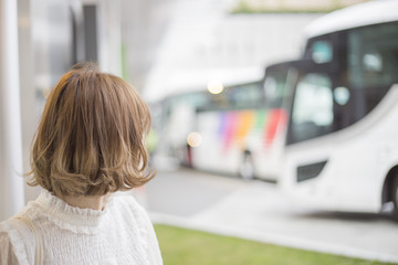 バス　可愛い女性