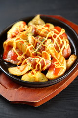 じゃが芋とソーセージの鉄板焼き