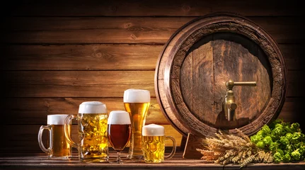 Foto auf Glas Oktoberfest Bierfass mit Biergläsern auf einem rustikalen Hintergrund © Alexander Raths