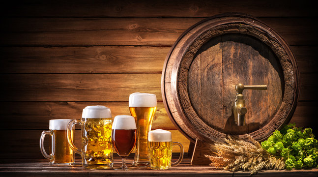 Oktoberfest Bierfass mit Biergl&auml;sern auf einem rustikalen Hintergrund