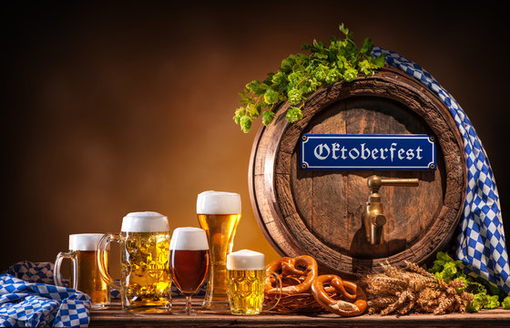 Oktoberfest Bierfass mit Biergläsern auf einem rustikalen Hintergrund