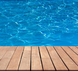 piscine bleue et plage bois