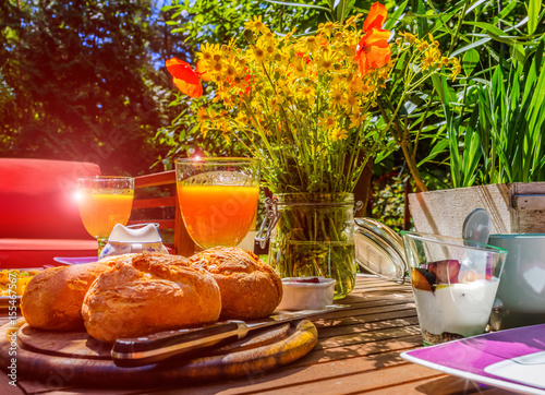 "Landhaus Frühstück Garten Wildblumen Garten Brötchen Sommer