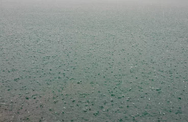 Fotobehang Surface of water in rain drops at Chieou Laan lake © siete_vidas1