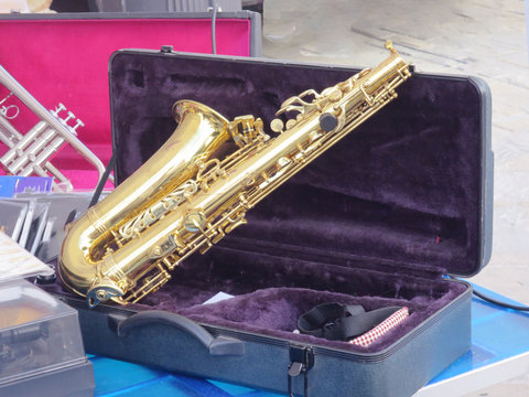 sassofono strumento musicale con custodia
