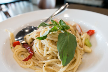 spaghetti with fresh green asparagus