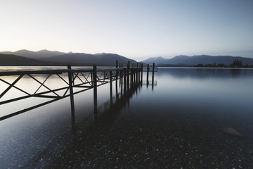 Obraz premium A beautiful perspective of wooden pier.