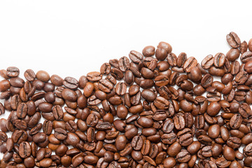 Kaffeebohnen auf weißem Hintergrund mit Textfreiraum