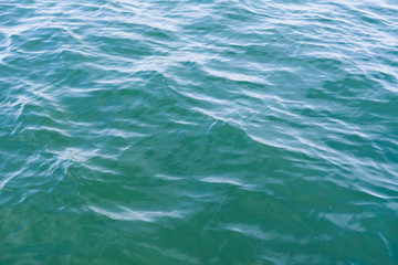 Wasser im See mit wellen