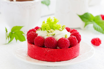 Tartlets with pistachio cream and raspberries.