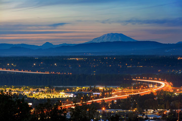 Fototapeta premium Glenn L Jackson Bridge and Mount Saint Helens after sunset