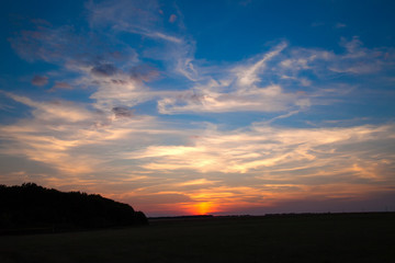 Fototapeta premium niesamowicie piękny zachód słońca, chmury o zachodzie słońca, kolorowy zachód słońca