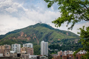 Gordijnen Heuvel van drie kruisen (Cerro de Las Tres Cruces) en uitzicht op de stad Cali - Cali, Colombia © diegograndi