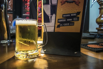 jarra de cerveza en la barra del bar