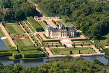 Vue aérienne d'un joli château près de Paris - obrazy, fototapety, plakaty