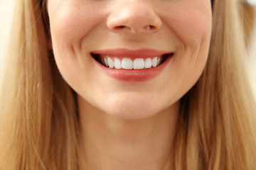 Obraz premium Smiling young woman, close up. Concept of healthy teeth