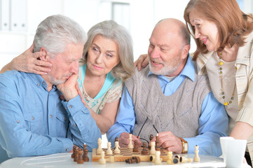 Old people play chess 