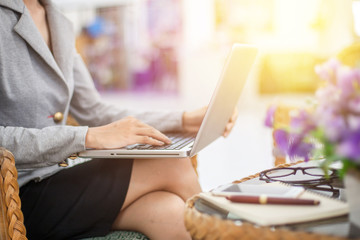 Naklejka premium Close up of business woman hands typing on laptop computer in the office.