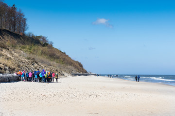 Fototapeta na wymiar Wycieczka nad Morze Bałtyckie i spacer po plaży