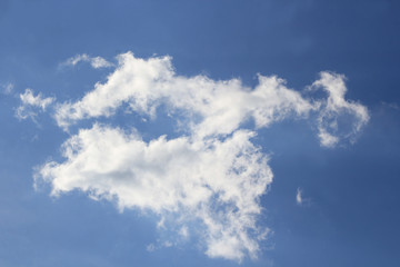 Firmamento azul con nubes blancas.