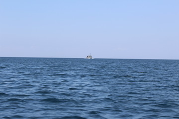 Obraz premium ship in the middle 0f sea