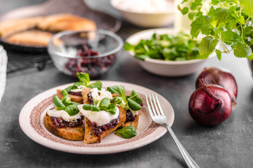 Heatly food toast with onion and mozzarella